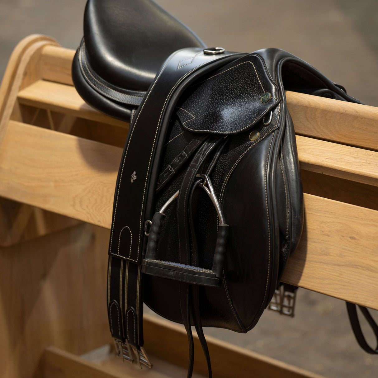 HV Polo Legacy Jumping Girth #colour_black