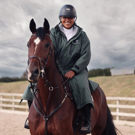 EQUIDRY Women's Thick Fleece Evolution Stowaway Hood #colour_black-forest-green-grey